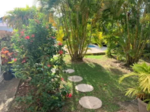 ATTRACTIVE self contained apartment in a 2 storey villa Spacious & well equipped 住宿飯店