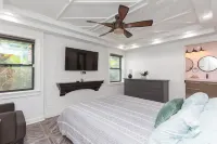 Private Brandon Oasis  Family home w/ Full outdoor kitchen & Bar+ Game room