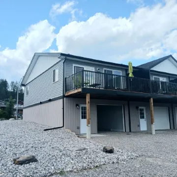 Mountain Views | Air Con | Garage | Large Deck | Nearby Trails | Parking