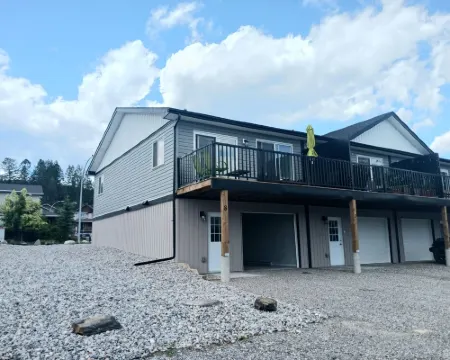 Mountain Views | Air Con | Garage | Large Deck | Nearby Trails | Parking インヴァーミアのホテル