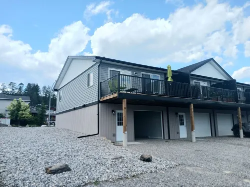 Mountain Views | Air Con | Garage | Large Deck | Nearby Trails | Parking Hotels in Invermere
