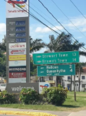 Comfy two-bedroom house in Camelot Village, Discovery Bay. Hoteles en Discovery Bay