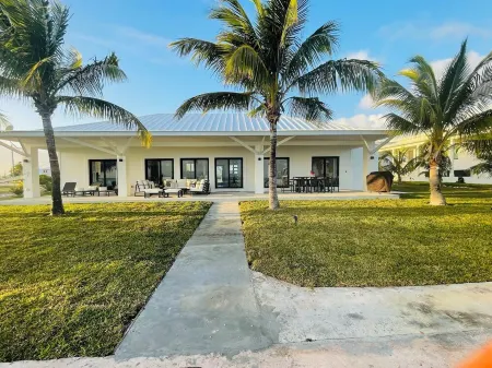 Oceanfront 5-bedroom 3-bath house with 50' Dock & optional 6 seater golf cart Отели в г. Great Abaco