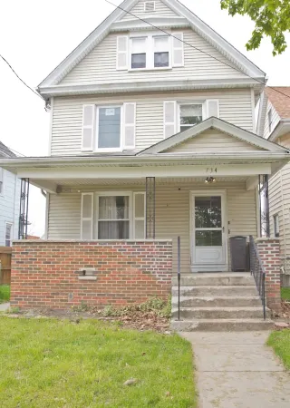 Chic and Cozy at Niagara Falls USA 5-min to the Falls in Little Italy Sleep 6