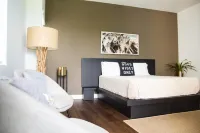 Modern and Serene: 1 Bedroom Condo in the City Hotels in 