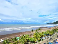 Jaco Beachfront Oasis 2-bedroom condo on Jaco Beach with AC, fitness room, WiFi