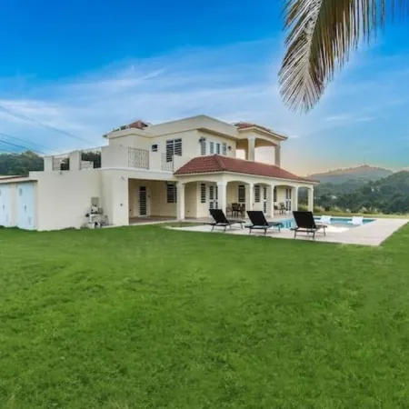 Minutes from beaches  private pool Solar panels Ocean & Mountain Views