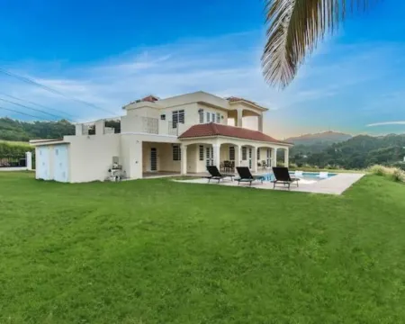 Minutes from beaches  private pool Solar panels Ocean & Mountain Views Hotels in Calvache