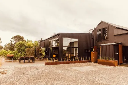 Coastal Calm | Luxe Stay with Views, Bath & Fire. Отели в г. Мапуа