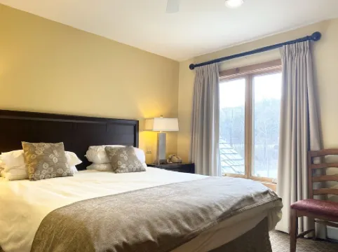 Jay Peak 4BR/3.5BA Ski-in/out Townhome