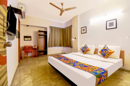 FabHotel Sai Raj - Nr Zeel College Отели рядом с достопримечательностью «Магал Гарден»