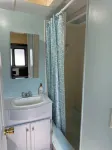 Tide’s Edge Escape: Cozy 2-Bed Cottage/Camper with Sea Views