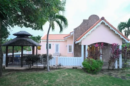 Iyanola Villa/ Tee Joys - 3-bedroom villa in beautiful Gros Islet with AC, WiFi
