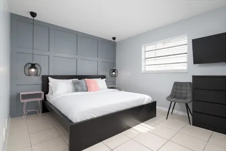 Beachside Bliss: Luxurious 2 Bed, 2 Bath Apartment - Your Coastal Sanctuary