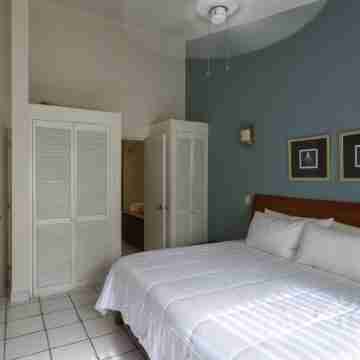 Beautiful 2 BR condo, pool, tenis court on Palma Real golf course Rooms