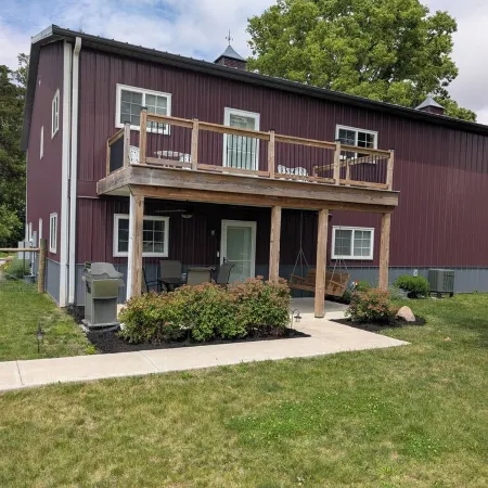 Historic Meadowdale Farm - Barn Stay in Rural Setting