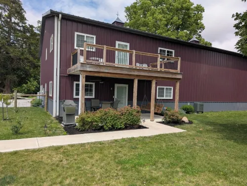 Historic Meadowdale Farm - Barn Stay in Rural Setting