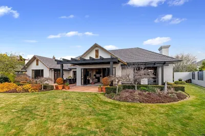 "Taha Moana" Step out the door onto the lake front Hotels in Kawaha Point