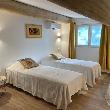 Very pleasant private villa with heated pool in the Luberon