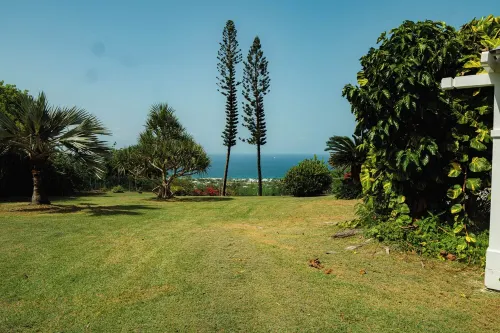 Deja Blue Large pool and yard over looking the Carribean Ocean