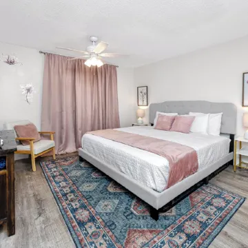 8Min to Beach by Car/King Bed/Fenced Yard/Prking