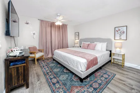 8Min to Beach by Car/King Bed/Fenced Yard/Prking Отели рядом с достопримечательностью «Парк Лейк Вилла»