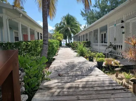 Only steps to the beach Отели в г. Кайман-Брак