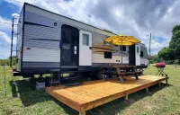 Camp Wee Acres. Cozy camper with beautiful views. Hotels in White County