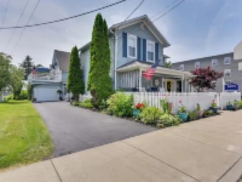 Bemus Point Vintage Suite w/ Soaking Tub & Kitchen Hotels in Bemus Point