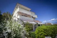 Enjoy the sea view | Modern apartment in the idyllic Cizici contact with the owner Hotels in 