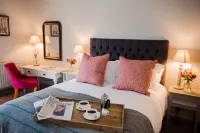 เดอะไวท์ฮาร์ท, โอเวอร์ตัน