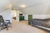 3 Mi to Hard Rock Casino: Charming Home in Gary!