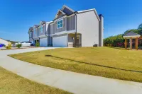 Family Friendly: Modern Townhome in Lula! Hotels in Cornelia