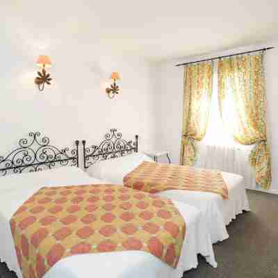 Logis Hôtel Rest. du Midi Rooms