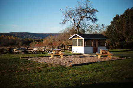 Carleton Inn & Cottages