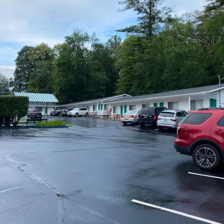 Brookside Motel & Cabins