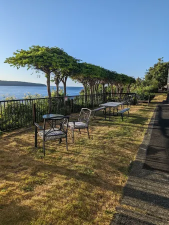 Above Tide Motel Отели в г. Quathiaski Cove