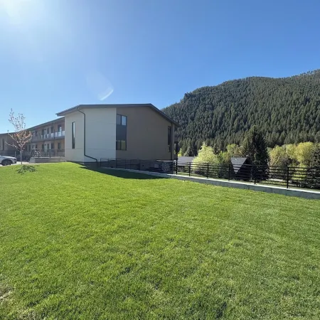 New & Stylish 2 bedroom condo with great views. Close to downtown & ski lifts