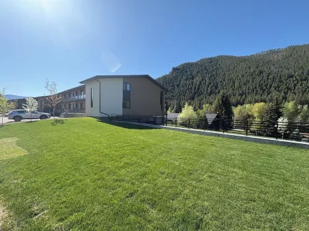 New & Stylish 2 bedroom condo with great views. Close to downtown & ski lifts