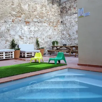 Ten to Go Hostel