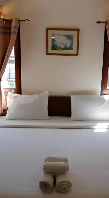 ห้องมาตรฐานเตียงคิงไซส์พร้อมหน้าต่างและระเบียงตรงหัวมุม