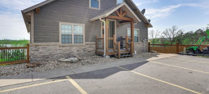 Lavish Retreat w/ Decks, Steps to Table Rock Lake! Hotels in Stone County