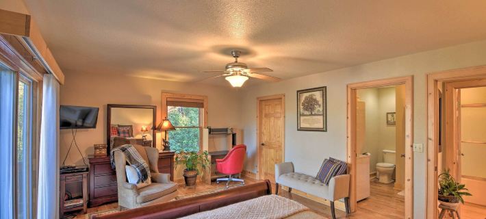 Spacious Lake Santeetlah Cottage w/ Lake Views! Hotels in Graham County