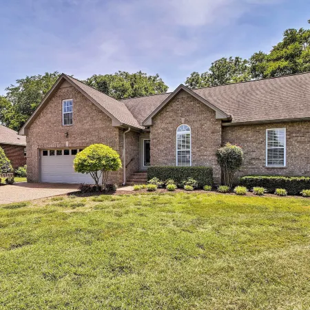 Gallatin House on Long Hollow Golf Course!