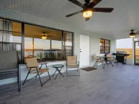 Hook, Line & Leisure: Lakefront Gem w/ Porch! Hotels in Winter Haven