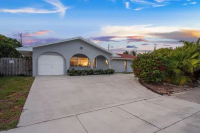 Elegant Heated Pool Oasis - King Suite - Minutes to the Beach - Mini Golf 萊克沃思附近的飯店