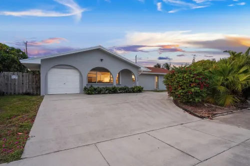 Elegant Heated Pool Oasis - King Suite - Minutes to the Beach - Mini Golf