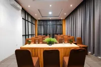 The Crew Hotel Kualanamu International Airport - Business