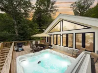 Private Waterfront with Hot Tub and Sauna - Luxurious Retreat Hotel di Fryeburg