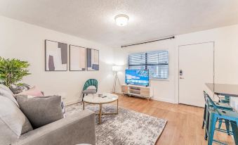 Chic 2Br Near Triangle with King Beds Fast Wifi